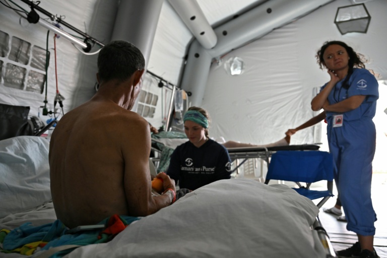 Un patient est soigné à l'hôpital de campagne américain Samaritan's Purse à La Guaira, au Venezuela, le 10 juillet 2026