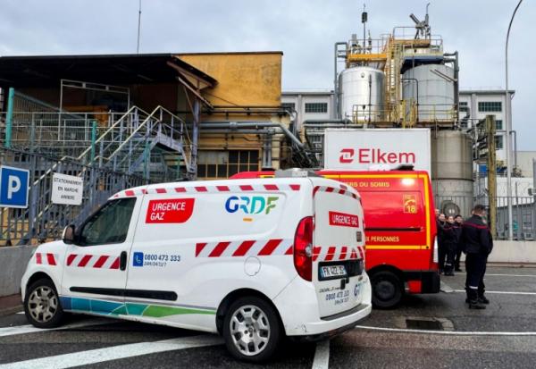 Des camions de pompiers devant l'usine chimique Elkem Silicones, après une explosion, le 22 décembre 2025 à Saint-Fons, dans le Rhône