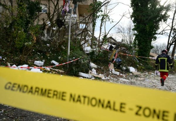 Sur les lieux de l'explosion meurtrière d'un bâtiment, à Trévoux (Ain), le 16 décembre 2025