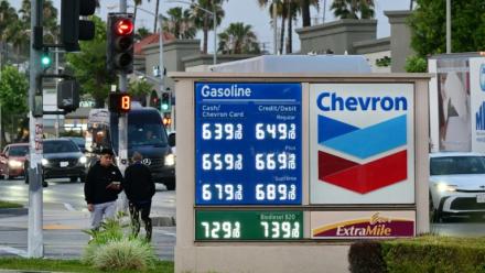 Sur une station essence Chevron dans la région de Los Angeles, le 30 avril 2026