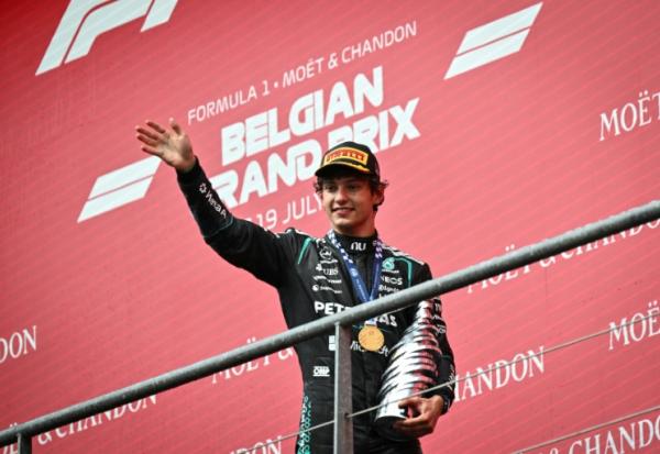 L'Italien Kimi Antonelli salue la foule avec son trophée du Grand Prix de Belgique de Formule 1, sur le podium du circuit de Spa-Francorchamps, le 19 juillet 2026