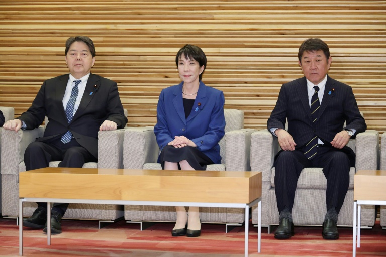 La Première ministre japonaise Sanae Takaichi (au centre) lors d'une réunion extraordinaire de son cabinet dans ses bureaux à Tokyo le 21 novembre 2025