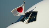 Le drapeau japonais sur le cockpit de l'avion transportant la Première ministre japonaise vers l'Afrique du Sud pour le sommet du G20, à l'aéroport Haneda de  Tokyo le 21 novembre 2025