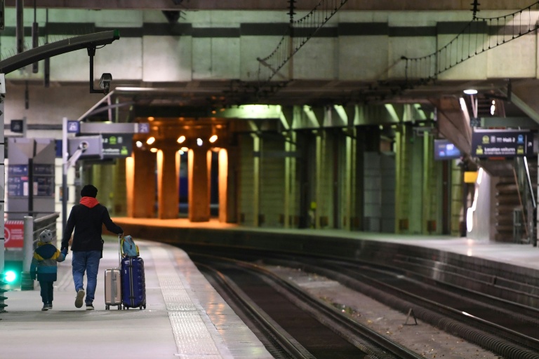 Le rapport recommande également de rendre obligatoire l'aménagement d'espaces adaptés aux enfants dans les trains