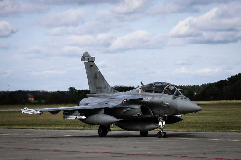 Un avion de combat français Rafale armé de quatre missiles air-air Mica s'apprête à décoller de la base polonaise de Minsk Mazowiecki le 27 septembre 2025