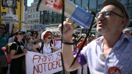 Manifestation à Paris place de la Bourse pour défendre la presse, le 18 juin 2026