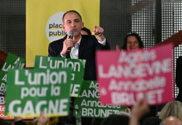L'eurodéputé social-démocrate et co-président de Place publique, Raphaël Glucksmann (c) lors d'une réunion de campagne en soutien à la candidate de Place Publique à la mairie de Perpignan aux municipales, Agnès Langevine (non visible), le 6 mars 2026 à Perpignan, dans les Pyrénées-Orientales