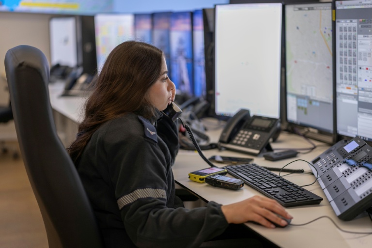 Une secouriste du Magen David Adom, l'équivalent israélien de la Croix-Rouge, répond au téléphone au centre de répartition national, le 5 mars 2026 à Ramla, en Israël