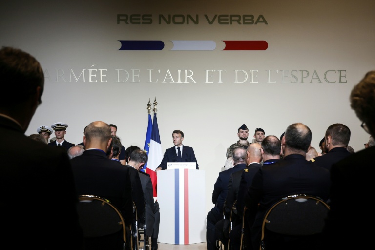 Le président Emmanuel Macron lors de sa visite à Toulouse, au siège du Commandement de l'espace, qu'il vient d'inaugurer, le 12 novembre 2025