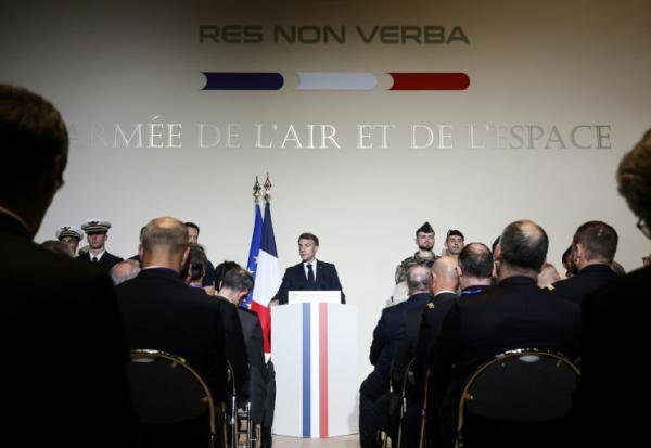 Le président Emmanuel Macron lors de sa visite à Toulouse, au siège du Commandement de l'espace, qu'il vient d'inaugurer, le 12 novembre 2025