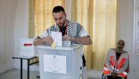 Un Palestinien vote lors des élections municipales à Jénine, ville de Cisjordanie occupée par Israël, le 25 avril 2026