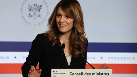La porte-parole du gouvernement, Maud Bregeon, en conférence de presse, le 25 février 2026 à Paris