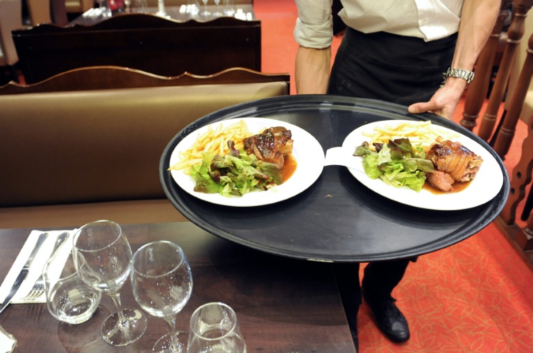 La sortie au restaurant fait les frais des tensions sur le pouvoir d'achat aggravées par la hausse des prix à la pompe