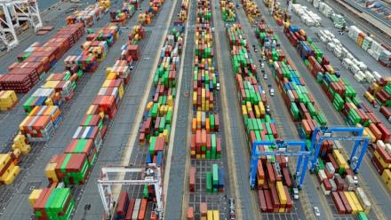 Des conteneurs dans le port américain de Baltimore, le 10 avril 2025