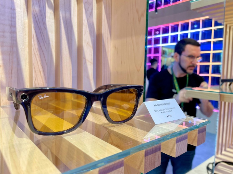Des lunettes de soleil connectées exposées à Menlo Park, Californie, le 24 septembre 2024, avant le congrès Meta Connect
