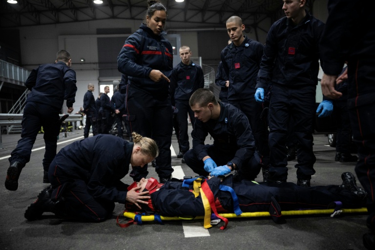Des pompiers en formation dans la caserne de Valenton (Val-de-Marne), le 8 novembre 2023