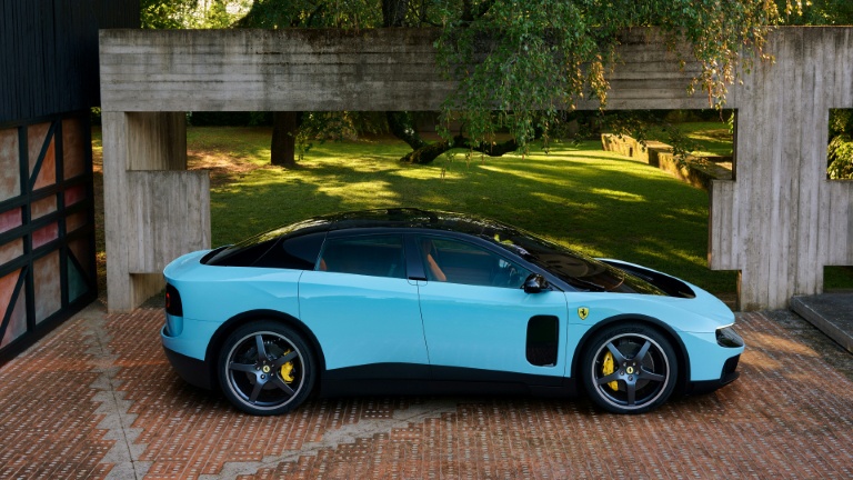 Photo diffusée à la presse du premier modèle de voiture électrique de Ferrari, 