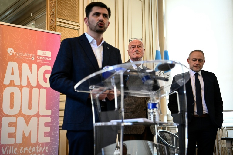 Le maire d'Angoulême, Xavier Bonnefont, s'adresse aux médias à l'hôtel de ville d'Angoulême, dans la Charente, le 20 novembre 2025