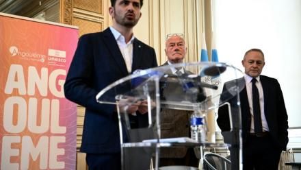 Le maire d'Angoulême, Xavier Bonnefont, s'adresse aux médias à l'hôtel de ville d'Angoulême, dans la Charente, le 20 novembre 2025
