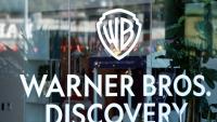Le logo of Warner Bros. Discovery à l'entrée de bureaux en Californie le 5 décembre 2025