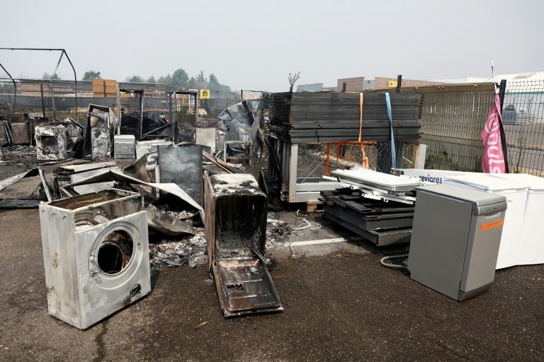 Des appareils électroménagers brûlés devant un magasin ravagé par les flammes à Biscarrosse, dans les Landes, le 24 juillet 2026