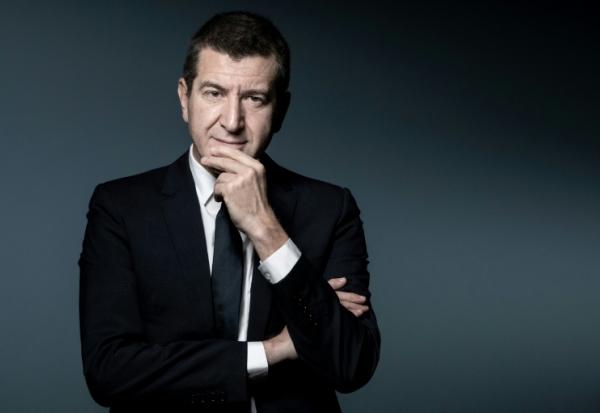 Le banquier d’affaires, propriétaire de médias et investisseur français Matthieu Pigasse pose lors d’une séance photo à Paris, le 4 février 2020