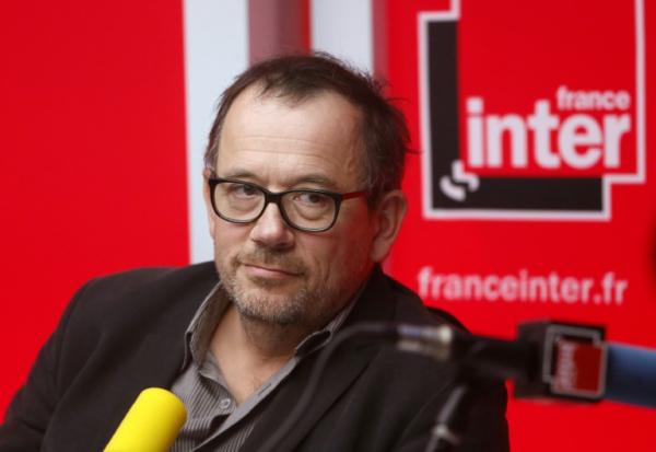 Le journaliste Thomas Legrand dans les studios de France Inter en novembre 2013 à Paris