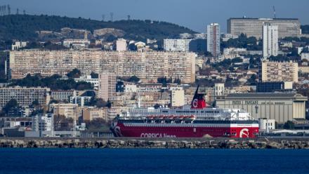Un navire de la compagnie Corsica Linea dans le port de Marseille, le 18 décembre 2025