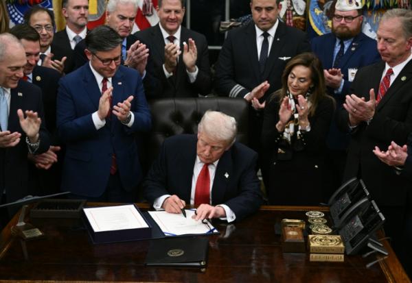 Le président américain Donald Trump signe le texte mettant fin à la plus longue paralysie budgétaire des Etats-Unis dans le Bureau Ovale de la Maison Blanche à Washington, le 12 novembre 2025