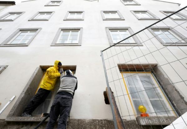 Travaux de transformation en commissariat de police de la maison natale d'Adolf Hitler en Autriche, le 17 février 2026 à Braunau-am-Inn, dans le nord de l'Autriche 