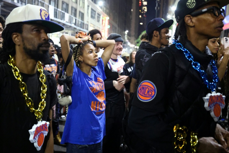 Les supporters des New York Knicks réagissent à la défaite de leur équipe lors du troisième match de la finale de la NBA opposant les San Antonio Spurs aux New York Knicks, à New York, le 8 juin 2026