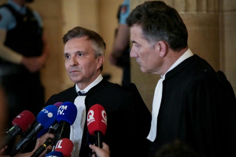 Les avocats de Nicolas Sarkozy, Christophe Ingrain (G) et Sébastien Schapira (D) s'adressent à la presse au Palais de justice de Paris, le 26 mai 2026