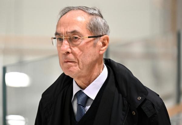 Claude Guéant, ex-secrétaire général de l'Elysée, arrive au tribunal de Paris, le 25 septembre 2025, pour le verdict du procès de l'ancien président Nicolas Sarkozy, dans l'affaire du financement libyen
