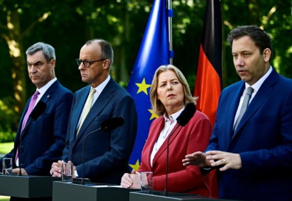 Le ministre-président de Bavière et chef de l’Union chrétienne-sociale (CSU) Markus Söder, le chancelier fédéral Friedrich Merz (CDU), la ministre fédérale du Travail et des Affaires sociales Bärbel Bas (SPD) et le ministre fédéral des Finances et vice-chancelier Lars Klingbeil (SPD) (de la gauche vers la droite) donnent une conférence de presse dans le jardin de la chancellerie à Berlin, le 2 juillet 2026