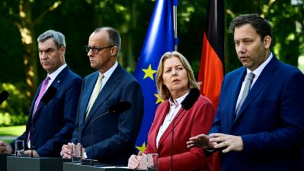 Le ministre-président de Bavière et chef de l’Union chrétienne-sociale (CSU) Markus Söder, le chancelier fédéral Friedrich Merz (CDU), la ministre fédérale du Travail et des Affaires sociales Bärbel Bas (SPD) et le ministre fédéral des Finances et vice-chancelier Lars Klingbeil (SPD) (de la gauche vers la droite) donnent une conférence de presse dans le jardin de la chancellerie à Berlin, le 2 juillet 2026