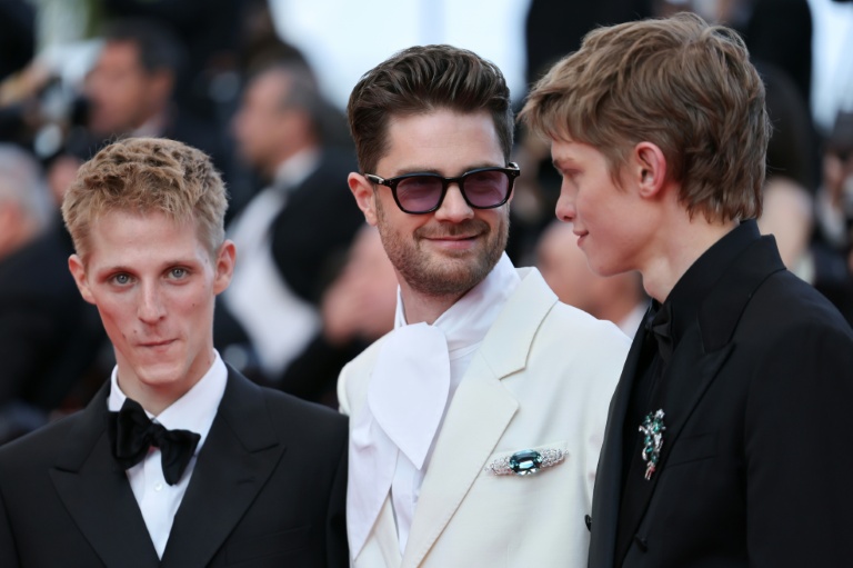 (De gauche à droite) L'acteur français Valentin Campagne, le réalisateur belge Lukas Dhont et l'acteur belge Emmanuel Macchia posent sur le tapis rouge avant la cérémonie de clôture de la 79e édition du Festival de Cannes, le 23 mai 2026