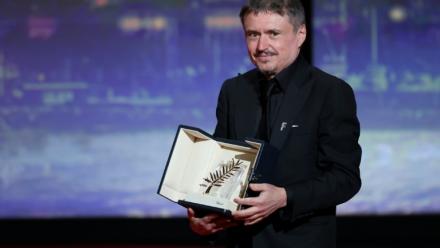 Le réalisateur, scénariste et producteur roumain Cristian Mungi après avoir remporté la Palme d'Or pour le film « Fjord » lors de la cérémonie de clôture de la 79e édition du Festival de Cannes, le 23 mai 2026