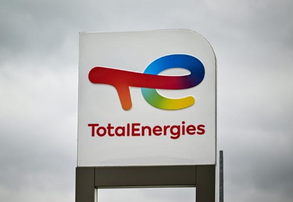 Le logo de Total Energies dans une station-service de Genech (France), le 5 octobre 2022 