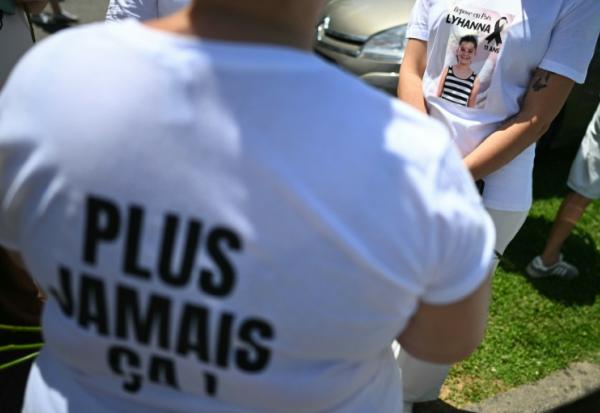 Rassemblement à Fleurance dans le Gers, le 7 juin 2026, pour une marche blanche en hommage à Lyhanna, 11 ans retrouvée morte jeudi. Le principal suspect avait fait l'objet de plaintes pour viol sur mineur