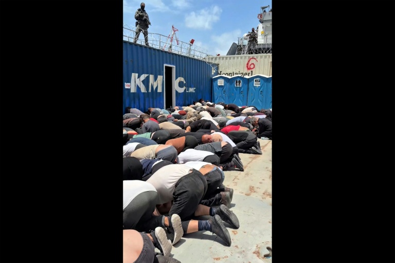 Image tirée d'une vidéo diffusée le 20 mai 2026 sur le compte X du ministre israélien de la Sécurité nationale, Itamar Ben Gvir, montrant des militants détenus, membres de la 