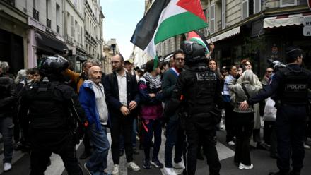 Le député La France Insoumise (LFI), Hadrien Clouet (c), des manifestants et des proches des militants français qui ont participé à la flottille pour Gaza  marchent vers l'Hôtel Matignon, lors d'un rassemblement à Paris, le 5 octobre 2025