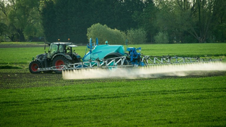 Un agriculture répand des pesticides sur un champ près de Lille, le 9 mai 2016 dans le Nord