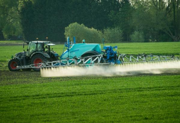 Un agriculture répand des pesticides sur un champ près de Lille, le 9 mai 2016 dans le Nord