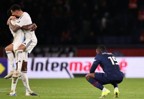 L'attaquant du PSG Ousmane Dembélé (D) dépité après l'élimination de son équipe en 16es de finale de la Coupe de France par le Paris FC, le 12 janvier 2026 à Paris.