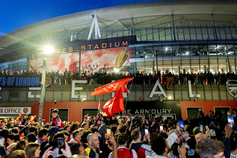 Des supporters d'Arsenal se rassemblent devant l'Emirates Stadium le 19 mai 2026 pour célèbrer le titre de champion d'Angleterre du club londonien, le premier depuis 2004