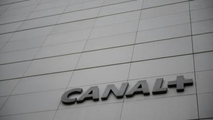 Le logo de la chaîne Canal+ au siège du groupe, le 27 novembre 2017 à Issy-les-Moulineaux, près de Paris