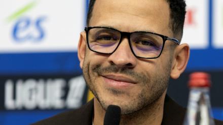 L'entraîneur anglais Liam Rosenior, annonçant son départ de Strasbourg à Chelsea, le mardi 6 janvier 2026, lors d'une conférence de presse à Strasbourg