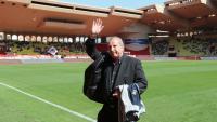 Rolland Courbis, alors entraîneur de Caen, salue la foule depuis le terrain du Stade Louis-II de Monaco, lors du match de Ligue 1 entre le SM Caen et l'AS Monaco, le 31 mars 2019