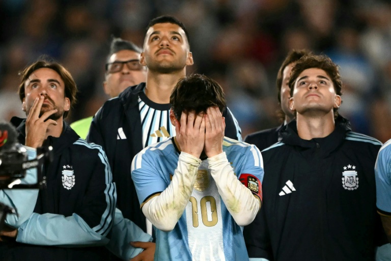 Lionel Messi pleure après son dernier match avec l'Argentine le 6 octobre 2026 au stade Monumental de Buenos Aires