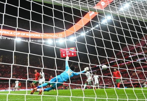 L'ailier marocain Brahim Diaz (au centre) inscrivant le premier but de la victoire 2-0 face aux Comores en ouverture de la Coupe d'Afrique des nations le 21 décembre 2025 à Rabat. D'abord inhibés, les Lions de l'Atlas n'ont pas manqué leur entrée en lice dans la compétition
